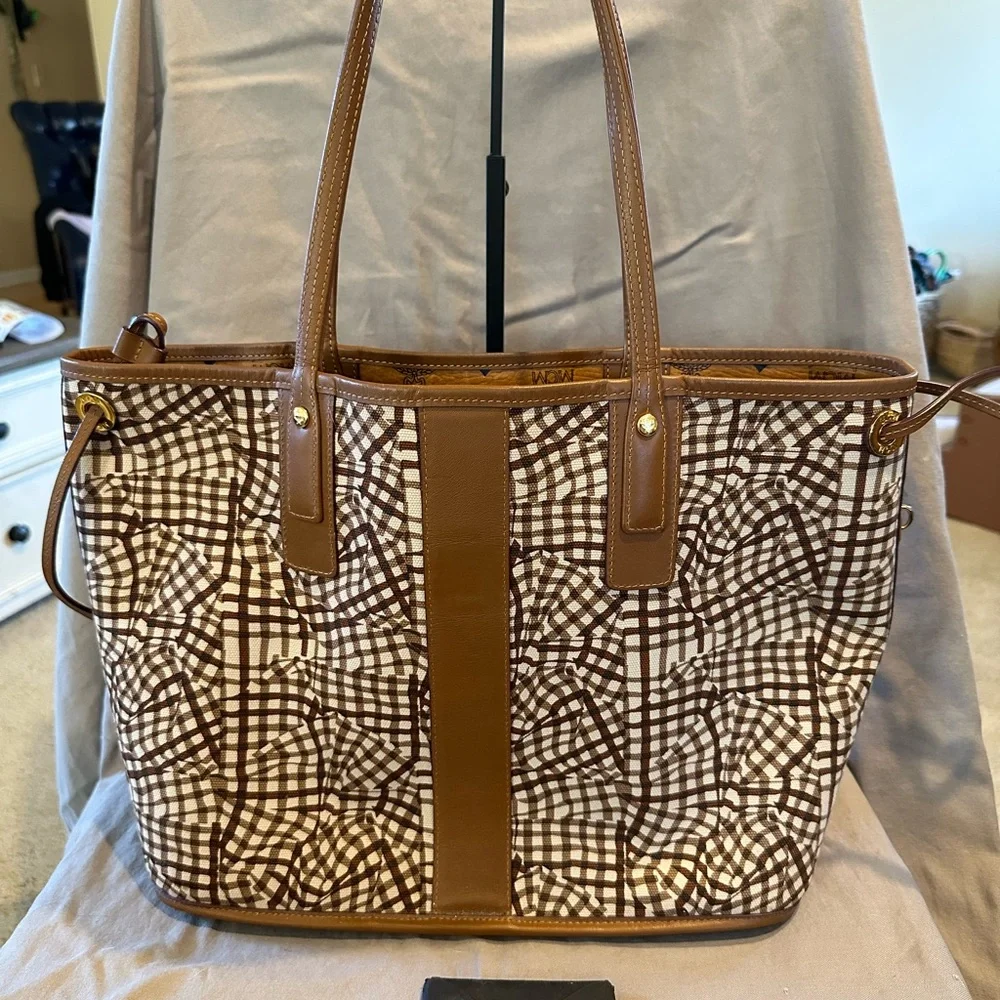MCM Brown Leather Reversible Tote with Monogram Pattern Medium Size - Picture 4 of 10